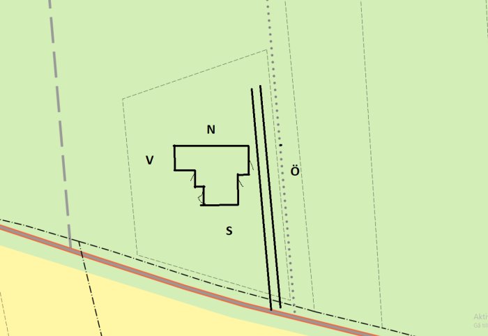 Tomtgräns och planerad byggnad ritad på karta med kompassriktningar och måttlinjer.