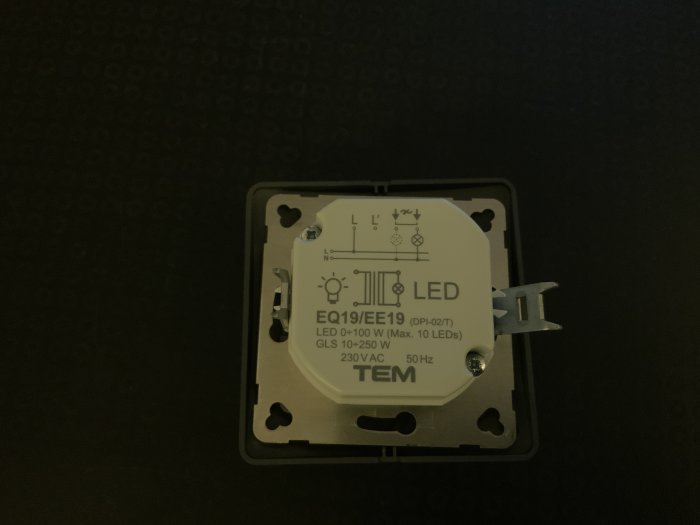 Dimmerbrytare för LED-montering i vägg, märkt med tekniska specifikationer.