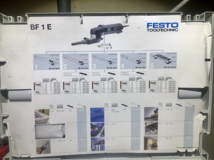 Förpackning och instruktioner för Festo verktyg med olika slipdynor och slippapper, användningen visas i steg-för-steg bilder.