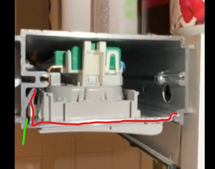 Närbild på en öppen mekanism med markerade bändningspunkter i grönt och rött.