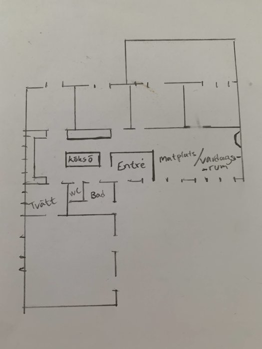 Handritad skiss av en husplan med rum som köksö, entré, matplats, vardagsrum, WC och bad.