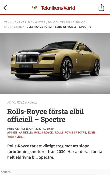 Rolls-Royce Spectre, deras första elbil, i guldfärg framifrån och sidan.