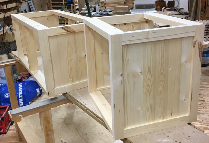 Två träskåpstommar i en verkstad, nyligen sammanfogade med traditionella metoder.