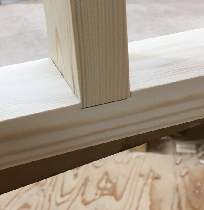 Hantverkssnickeri av delar till skåpstomme, trädetaljer med precisionssågade tappar och frästa spår.