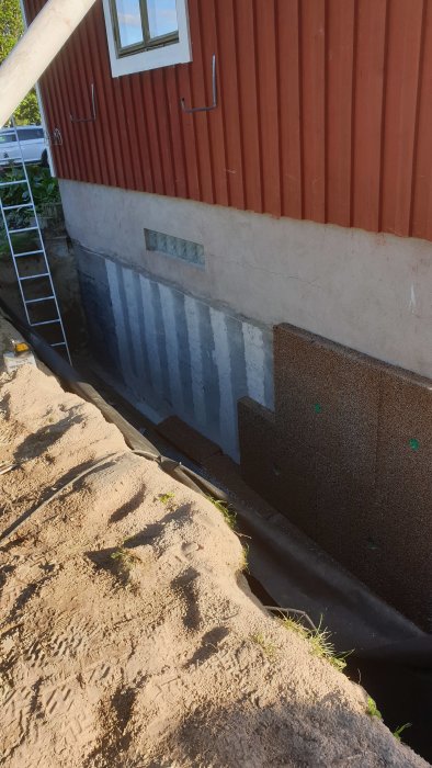 Renoverat husfundament med remsor slipade av vinkelslip och omonterad täcklist.