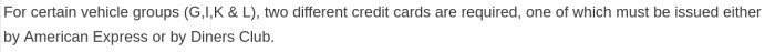 Utdrag från en webbsida som förklarar betalningsregler för hyra av exklusiva bilar där två kreditkort krävs.