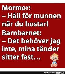 Röd bakgrund med text där mormor säger "Håll för munnen när du hostar" och barnbarnet svarar. Cartoon barn nertill.