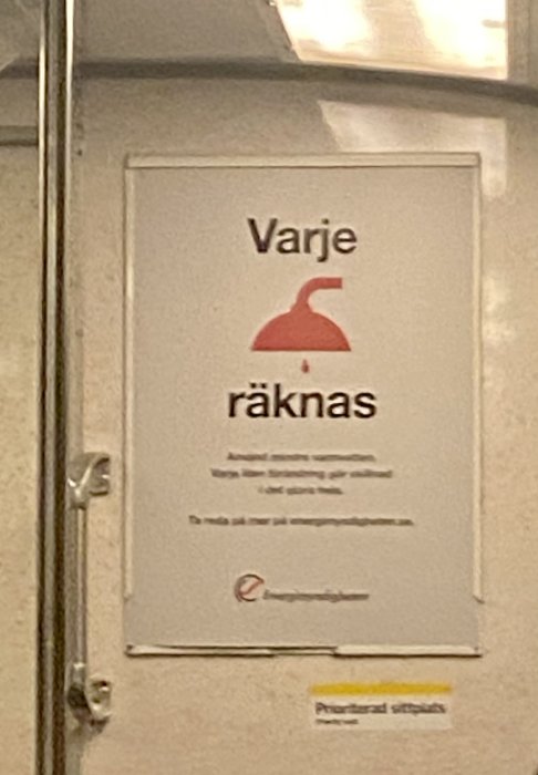 Informationsaffisch från Systembolaget i tunnelbanan med texten "Varje räknas".