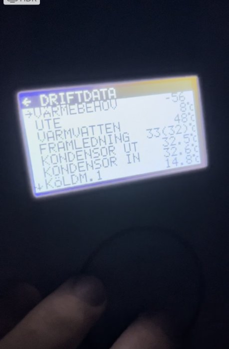 Display med driftdata inklusive temperaturer för värmepumpssystem.