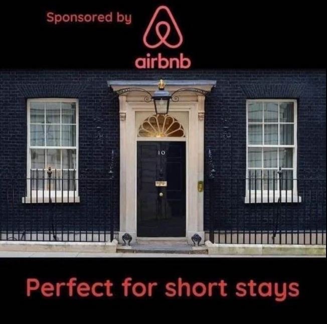 En svart dörr med numret 10 och Airbnb-logotypen ovanför, texten "Sponsored by Airbnb Perfect for short stays".