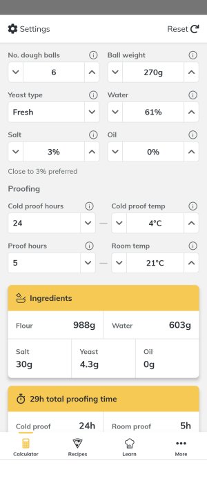 Skärmbild av ett brödrecept i en app med inställningar för degbollar, jästtyp, salt, vatten, olja och jästid.