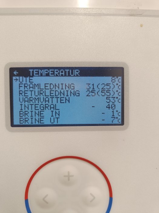 Digital termometerdisplay som visar temperaturvärden för framledning, returledning, varmvatten och värmepumpsfunktioner.