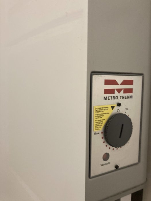 Värmeelementets termostat reglage med märke Metro Therm och olika inställningar.