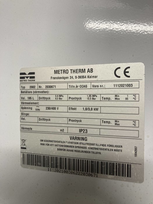 Typskylt för METRO THERM AB-produkt med tekniska specifikationer och varningsinformation.