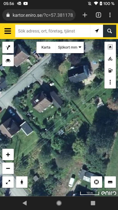 Satellitbild på ett villaområde med tydliga kraftledningar som går över tomterna.
