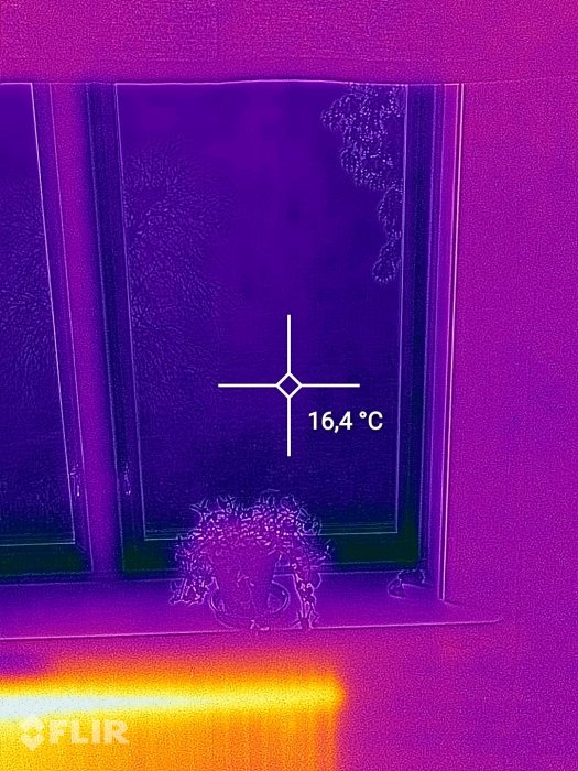 Termisk bild på ett förbättrat fönster som visar temperaturen 16,4°C inomhus för att illustrera isoleringsförmåga.