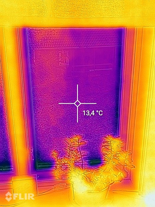 FLIR-termisk bild av fönster med temperaturmätning visar 13,4°C inomhus.