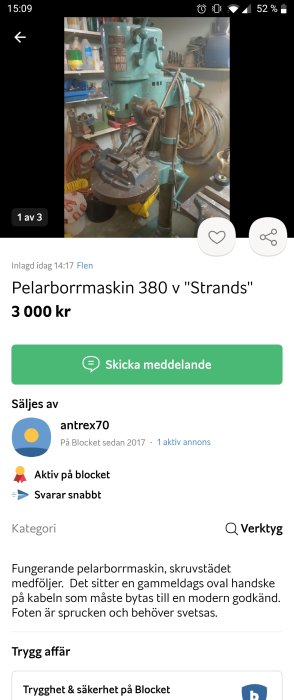 Begagnad pelarborrmaskin i blå färg med skruvstäd, synlig strömkabel och sprucken fot i en verkstadsmiljö.