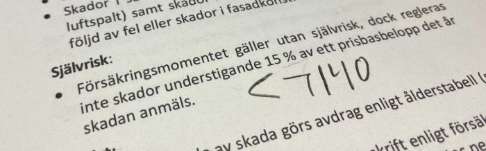 Närbild av försäkringsdokument med text om självrisk och handskriven anteckning "< 1/10".