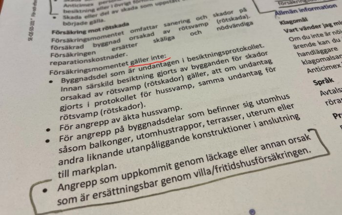 Foto av ett utdrag ur försäkringsvillkor med understrykning och markeringar som betonar specifika textdelar.