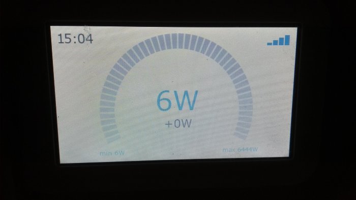 Digital energimätare visar en nuvarande förbrukning på 6 Watt.