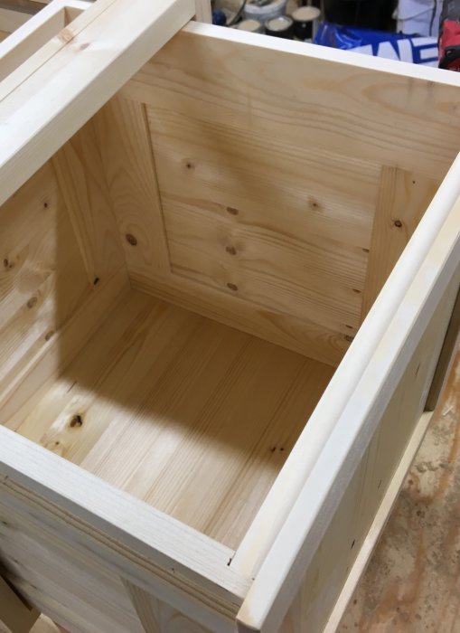 Hantverksmässigt tillverkad trälåda med förborrade hål och synliga trästrukturer.