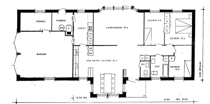 Ritning av husplan med märkta rum som garage, kök, vardagsrum och sovrum.
