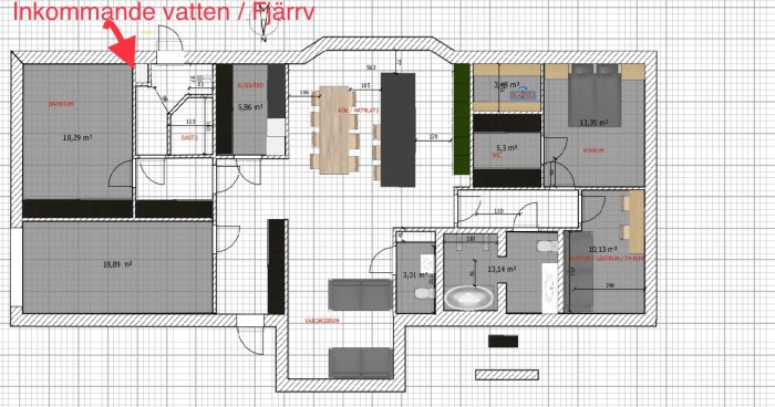 Ritning av en bostadsplan med markerad plats för 'Inkommande vatten/Fjärrv' och måttangivelser.