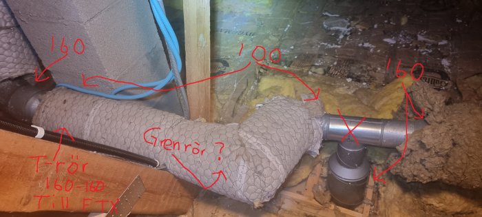 Installation av ventilationsrör med märkningar och isolering i ett pågående byggprojekt.