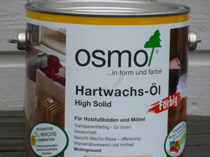 Burk med Osmo Hartwachs-Öl för trägolv och möbler, innehar text och etiketter på tyska.