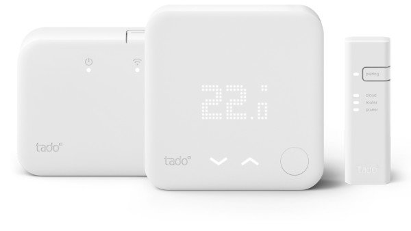 Tado smart termostat och tillbehör med visad temperatur på skärmen.