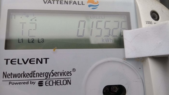 En elmätare från Vattenfall som visar Tariff1 och Tariff2 med en display som anger elförbrukningen i kWh.