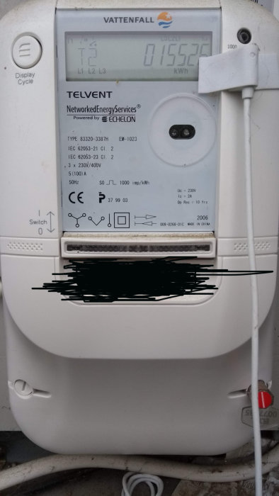 Elmätare märkt med Vattenfall visar två tariffnivåer, med display och knapp för cykelvisning.
