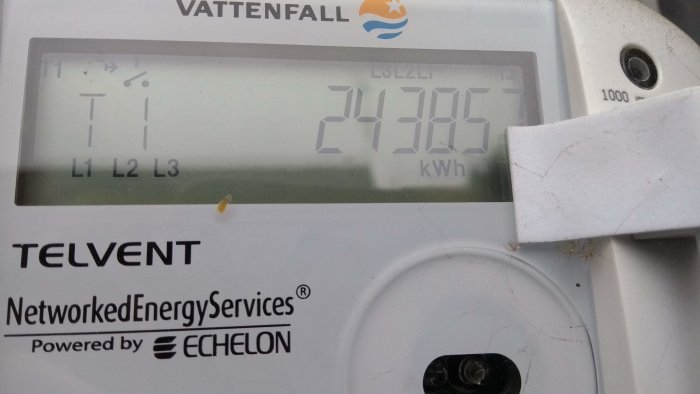 Elmätare från Vattenfall som visar förbrukning på 24305 kWh under tariff 1.