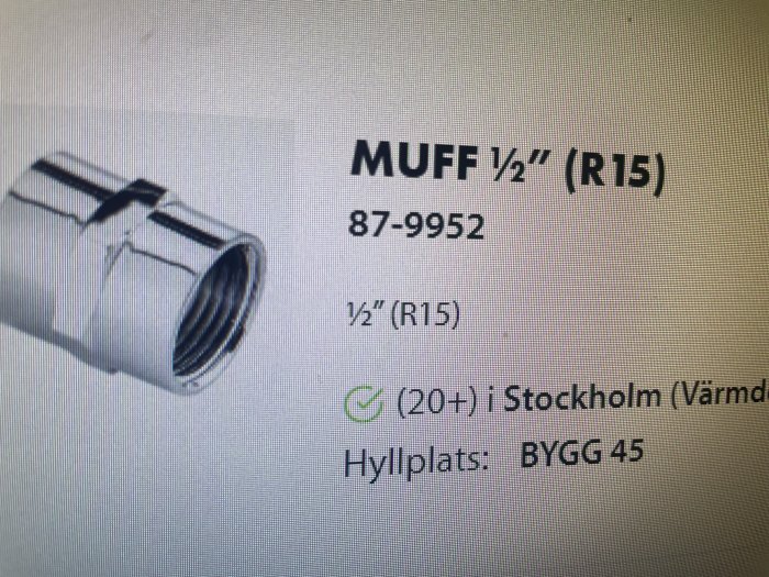 Metallmuff 1/2 tum (R15) för röranslutning, visas på en datorskärm med lagersaldo i Stockholm.