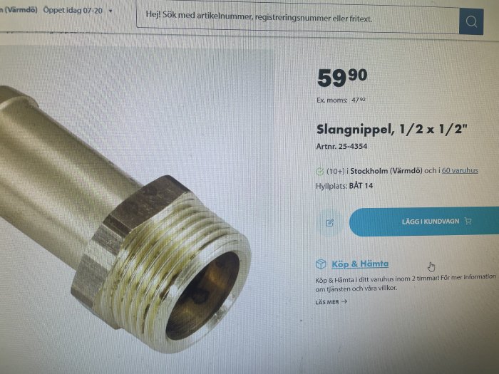 Metallisk slangnippel på datorskärm, produktinfo "Slangnippel, 1/2 x 1/2" med pris och artikelnummer.