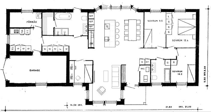Planritning av ett hus med garage, tre sovrum, kök och vardagsrum.