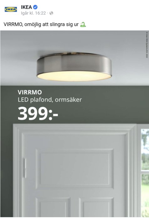 VIRRMÖ LED-plafondlampa monterad på tak framför en stängd dörr, omgiven av en mörkgrön vägg, pris 399 kronor.