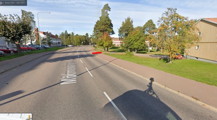 Gata med otydlig övergång mellan GC-bana och trottoar, markerad med rött streck.