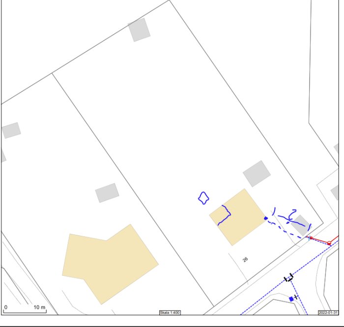 Kartbild som visar ett fastighetsområde med markeringar för inkommande vattenledningar i grönt och ett okänt rör i blått.
