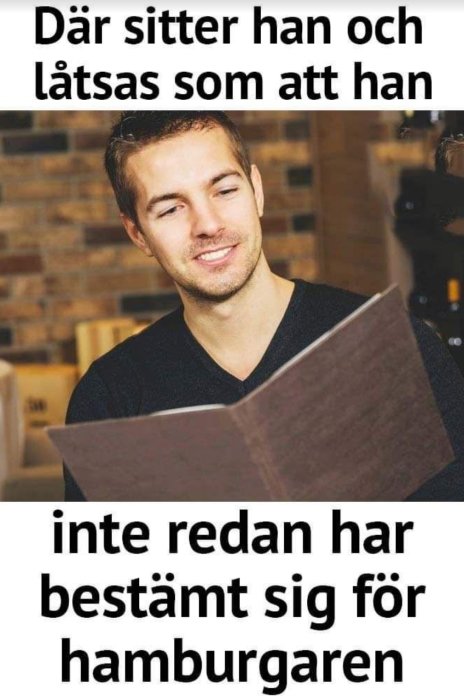 Leende man tittar på meny medan text påstår att han inte valt hamburgare än.