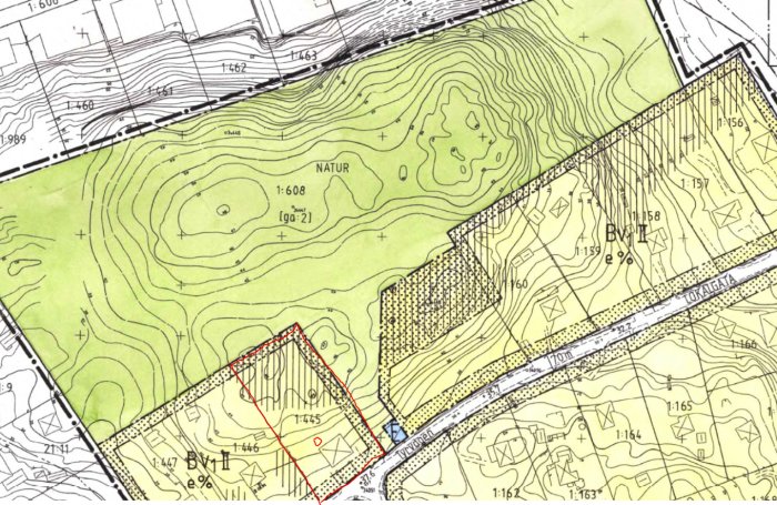 Topografisk karta som visar terrängens höjdkurvor med markering av en tomt och brunnsplacering.