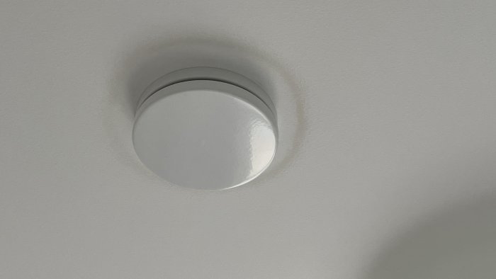 Smutsring på vit innertak runt ett cirkulärt ventilationsdon.