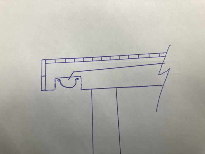 Handritad skiss av takstol med taktäckning och takfot.