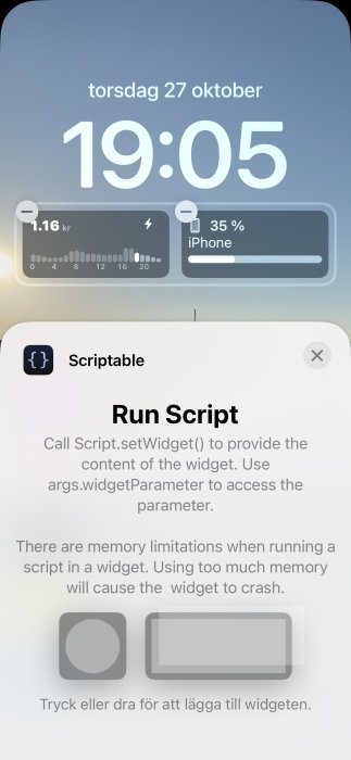 iPhone-låsskärm med en widget-redigeringsvy som visar Scriptable-appen och instruktioner för att köra ett script.