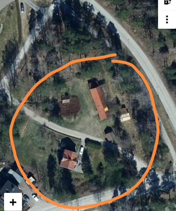 Flygbild över en fastighet markerad med en orange cirkel, inkluderande hus, trädgård och skogsområde.