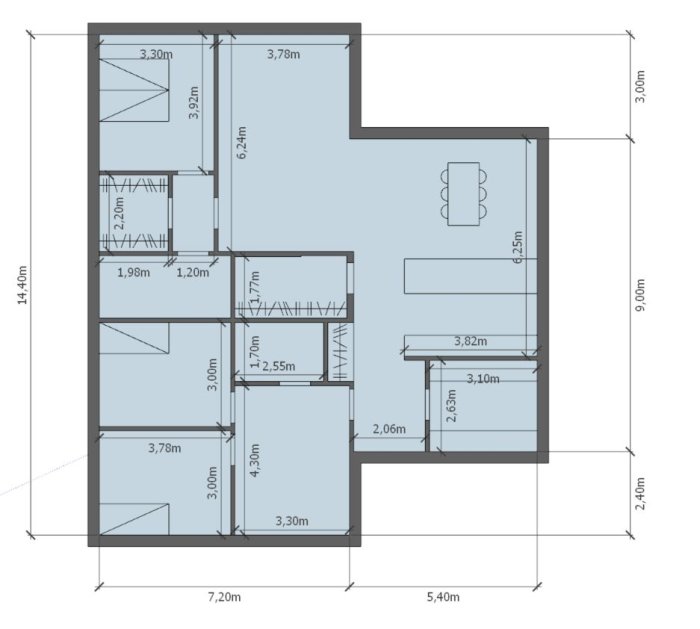 Planritning av en byggnad med tydligt angivna mått i varje rum och korridor.