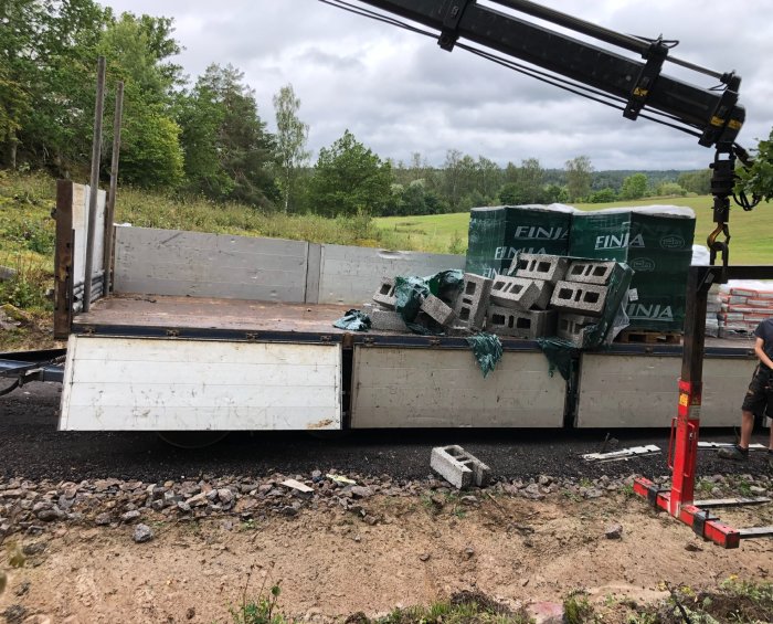 Grundläggningsarbeten med betongblock och byggmaterial vid påbörjad konstruktion utomhus.