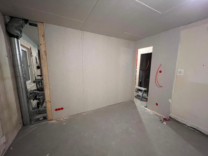 Renovering av köksvägg med el- och signal-kablar utdragna och klara för slutlig installation.