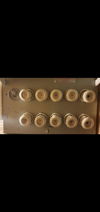 En säkringspanel med utdragna proppar och tydliga tecken på överhettning.